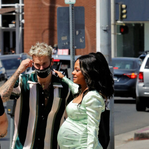 Christina Milian, enceinte, et son compagnon M Pokora (Matt) font la promotion de la marque "Beignet Box" de Christina sur un char lors d'une parade à Los Angeles le 10 avril 2021.