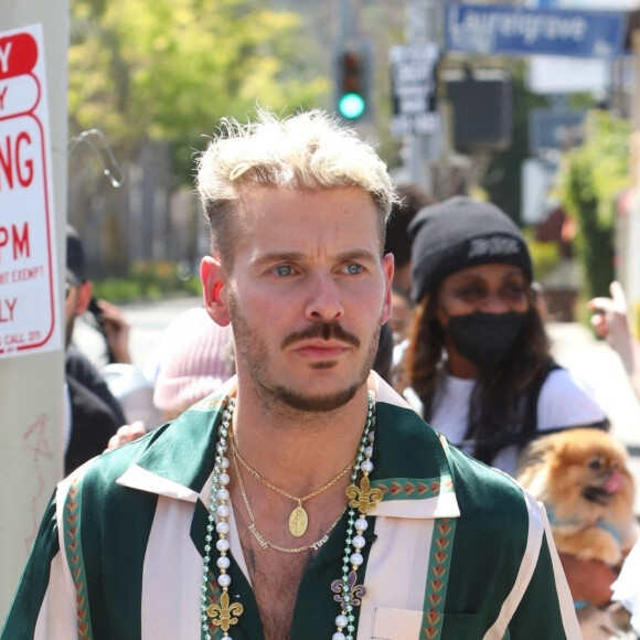 M Pokora (Matt) fait la promotion de la marque "Beignet Box" de Christina Milian lors d'une parade à Los Angeles le 10 avril 2021.