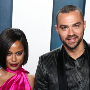 Jesse Williams et sa compagne Taylour Paige à la soirée "Vanity Fair Oscar Party" après la 92ème cérémonie des Oscars 2020 au Wallis Annenberg Center for the Performing Arts à Los Angeles, le 9 février 2020.