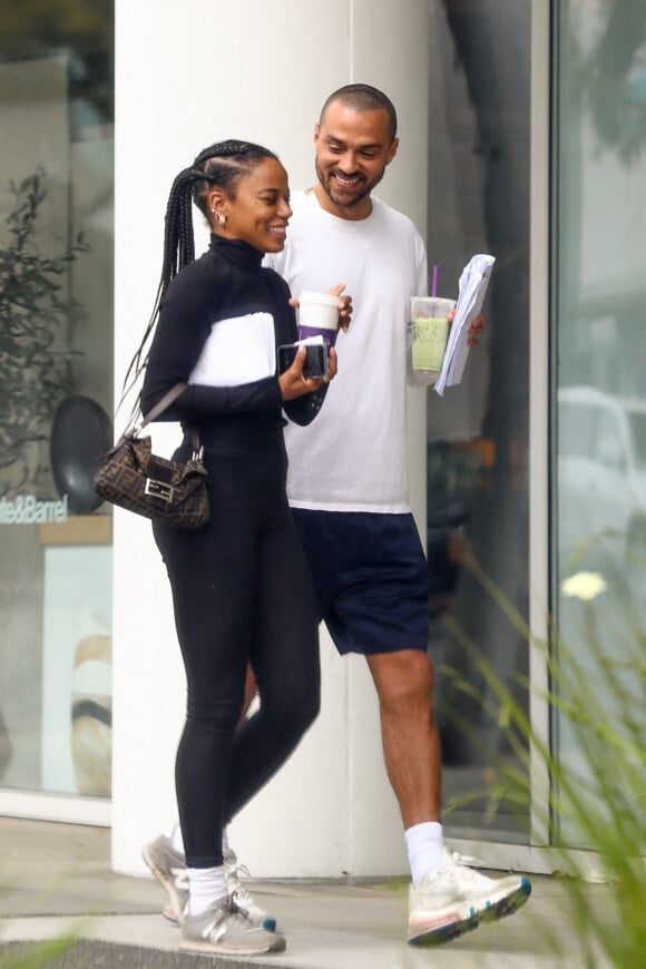 Jesse Williams et sa compagne Taylour Paige dans le quartier de Beverly Hills à Los Angeles, le 27 février 2020