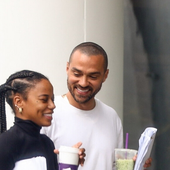 Jesse Williams et sa compagne Taylour Paige dans le quartier de Beverly Hills à Los Angeles, le 27 février 2020