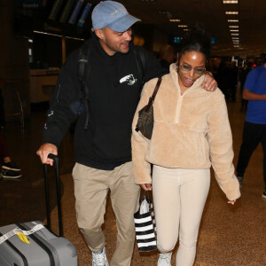 Jesse Williams et sa compagne Taylour Paige arrivent à l'aéroport de Salt Lake City, le 23 janvier 2020.
