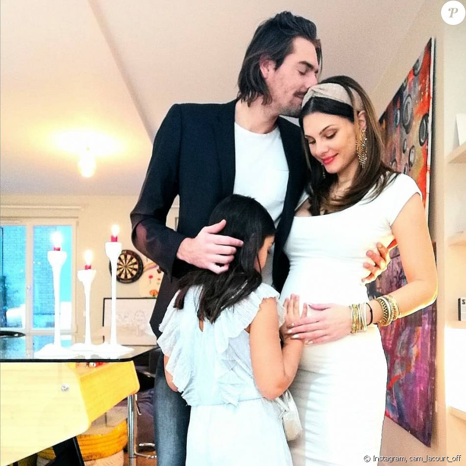 Camille Lacourt officialise la grossesse de sa compagne Alice Detollenaere en publiant une photo d'eux avec sa fille Jazz (née de son mariage avec l'ancienne Miss France Valérie Bégue).
