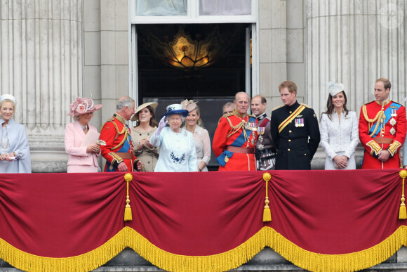 Camilla Parker Bowles, la duchesse de Cornouailles, le prince Charles, la princesse Eugenie d'York, la princesse Anne, Vice Amiral Timothy Laurence, la reine Elisabeth II, la comtesse de Wessex, le prince Andrew, le prince Edouard, comte de Wessex, le prince Philip, duc d'Edimbourg, le prince Harry, Catherine Kate Middleton, la duchesse de Cambridge, le prince William - La famille royale britannique réunie au balcon du Buckingham Palace pour le traditionnel "Trooping the Colour" et pour célébrer l'anniversaire de la reine (88 ans) en avance, à Londres, le 14 juin 2014.