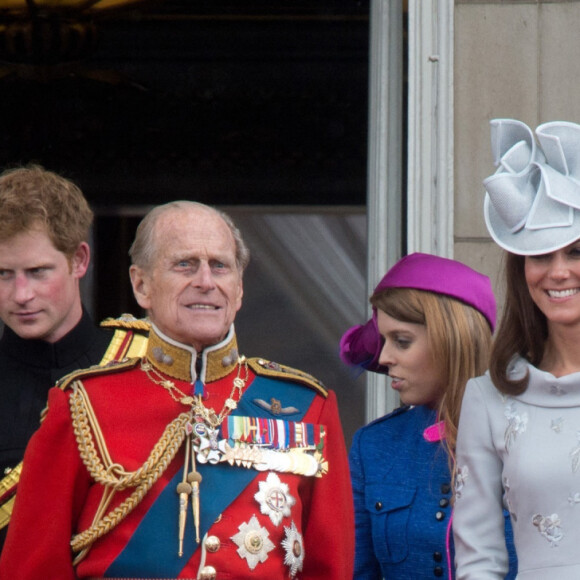 Elizabeth II, le prince Harry, le prince Philip, la princesse Beatrice, Kate Middleton et le prince William lors de la parade Trooping The Colour à Londres en 2012.