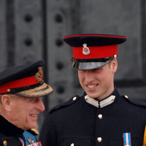 Le prince Philip, duc d'Edimbourg, le prince William et le prince Harry à Sandhurst en 2006.