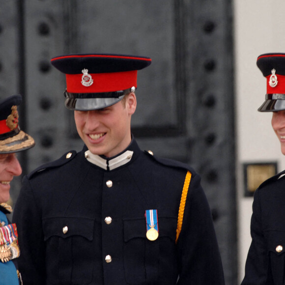 Le prince Philip, duc d'Edimbourg, le prince William et le prince Harry à Sandhurst en 2006.