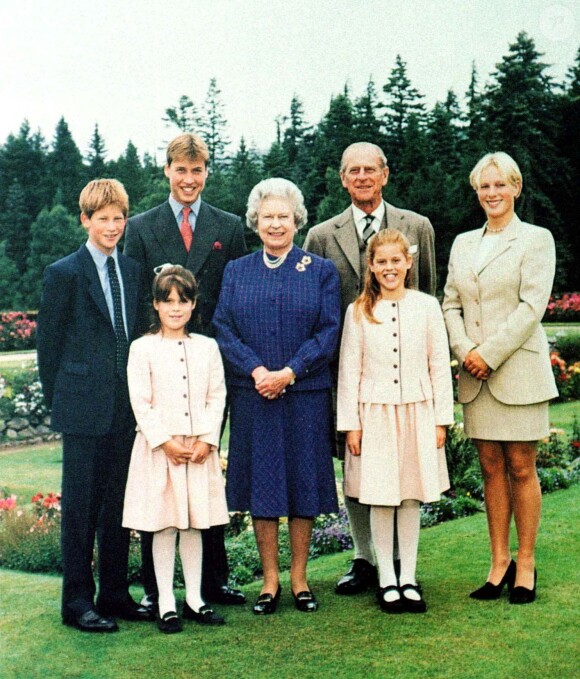 Elizabeth II, son mari le prince Philip et leurs petits-enfants, le prince Harry, le prince William, la princesse Eugenie et la princesse Beatrice, et Zara Phillips, à Balmoral en 1999. 