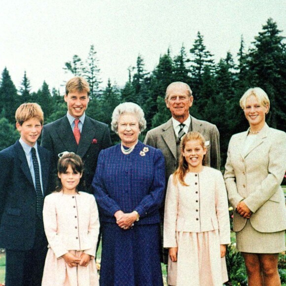 Elizabeth II, son mari le prince Philip et leurs petits-enfants, le prince Harry, le prince William, la princesse Eugenie et la princesse Beatrice, et Zara Phillips, à Balmoral en 1999. 