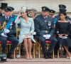 Le prince William, duc de Cambridge, Kate Catherine Middleton, duchesse de Cambridge, le prince William, duc de Sussex, Meghan Markle, duchesse de Sussex - La famille royale d'Angleterre lors de la parade aérienne de la RAF pour le centième anniversaire au palais de Buckingham à Londres.