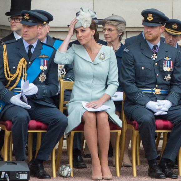 Le prince William, duc de Cambridge, Kate Catherine Middleton, duchesse de Cambridge, le prince William, duc de Sussex, Meghan Markle, duchesse de Sussex - La famille royale d'Angleterre lors de la parade aérienne de la RAF pour le centième anniversaire au palais de Buckingham à Londres.