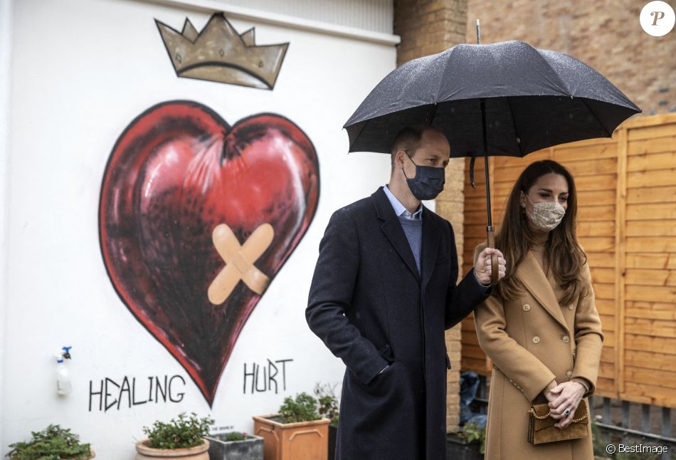 Le prince William, duc de Cambridge, et Kate Catherine Middleton, duchesse de Cambridge, en visite à l'établissement "Newham Ambulance Station" à Londres. Le 18 mars 2021