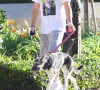 Exclusif - Colton Underwood promène son chien à Los Angeles, le 31 juillet 2020. Il porte un t-shirt Goonies.