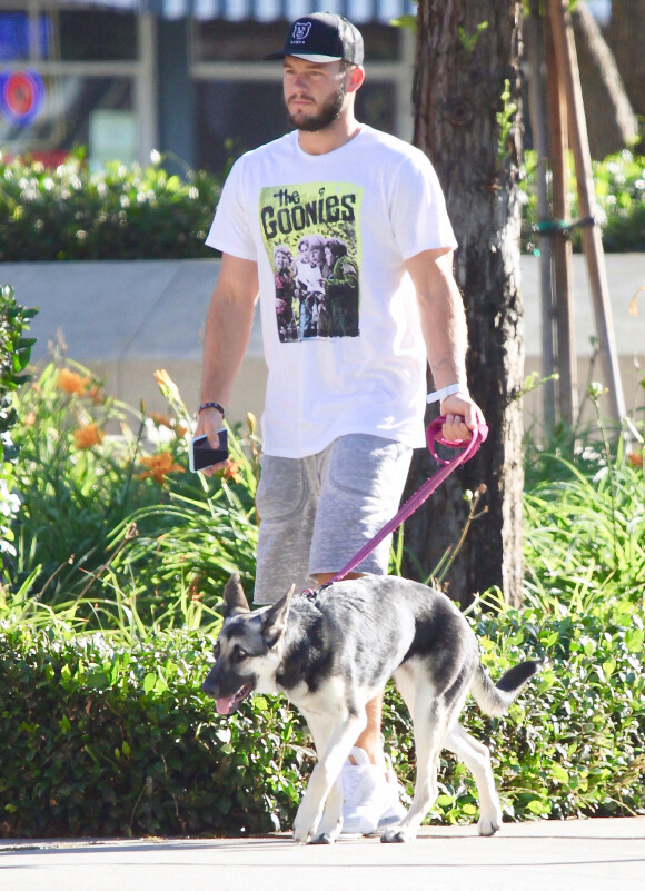 Exclusif - Colton Underwood promène son chien à Los Angeles, le 31 juillet 2020. Il porte un t-shirt Goonies.