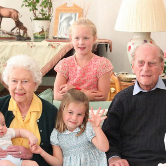 La reine Elizabeth II, le prince Philip et leurs sept arrières petits-enfants. Photo remontant à 2018, publiée le 14 avril 2021 par la famille royale.