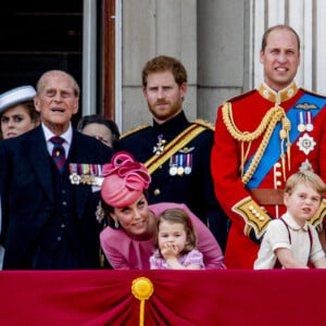 La reine Elizabeth II, le prince Philip, le prince Harry, Kate Middleton, la princesse Charlotte, le prince George et le prince William - La famille royale d'Angleterre au balcon du palais de Buckingham pour assister à la parade "Trooping The Colour" à Londres.