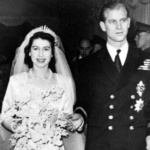 La reine Elizabeth II d'Angleterre et le prince Philip, duc d'Edimbourg, à la sortie de l'abbaye de Westminster le jour de leur mariage.