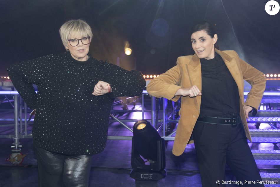Exclusif - Laurence Boccolini et Sandrine Sarroche - Backstage de l'enregistrement de l'émission "Les comiques préférés des français" au Palais des Sports (Dôme de Paris) à Paris, qui sera diffusée le 17 avril sur France 2 © Pierre Perusseau / Bestimage