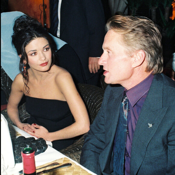 Catherine Zeta-Jones et Michael Douglas lors de leur toute première rencontre au Festival du Cinéma Américain de Deauville en septembre 1998.