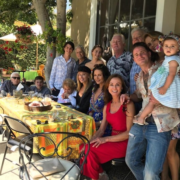 Kirk Douglas en famille, avec son fils Michael Douglas, sa belle-fille Catherine Zeta-Jones et ses petits enfants Cameron, Dylan et Carys. Août 2019.