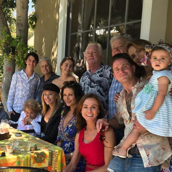Kirk Douglas en famille, avec son fils Michael Douglas, sa belle-fille Catherine Zeta-Jones et ses petits enfants Cameron, Dylan et Carys. Août 2019.