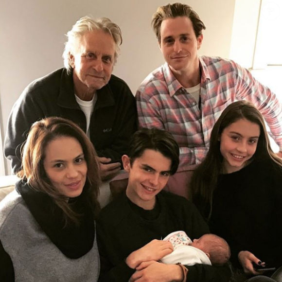 Michael Douglas, ses enfants Cameron, Carys et Douglas, et Lua, sa belle-fille et sa petite-fille Lua (fille de Cameron Douglas et sa compagne). Janvier 2018.