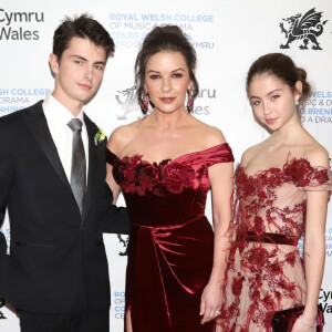 Catherine Zeta Jones avec ses enfants Dylan Michael Douglas et Carys Zeta Douglas à New York, le 1er mars 2019.