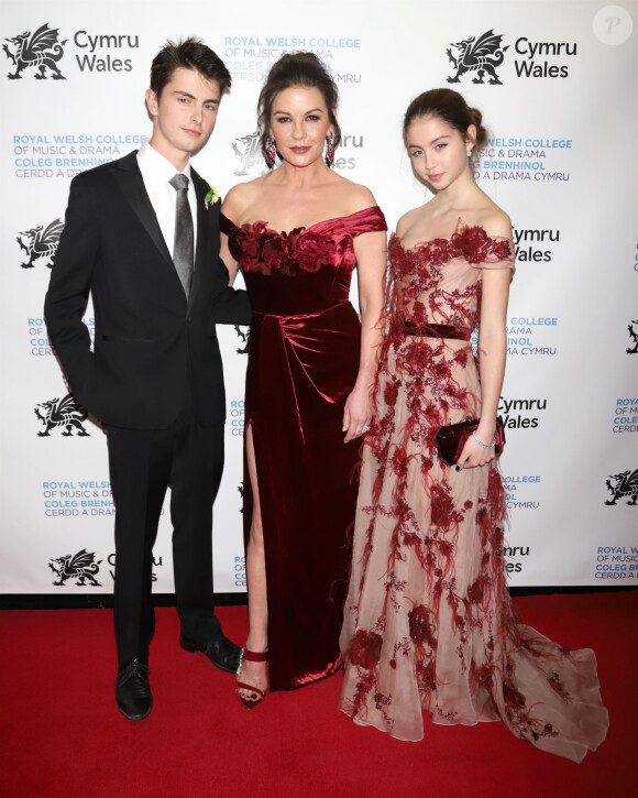 Catherine Zeta Jones avec ses enfants Dylan Michael Douglas et Carys Zeta Douglas à New York, le 1er mars 2019.