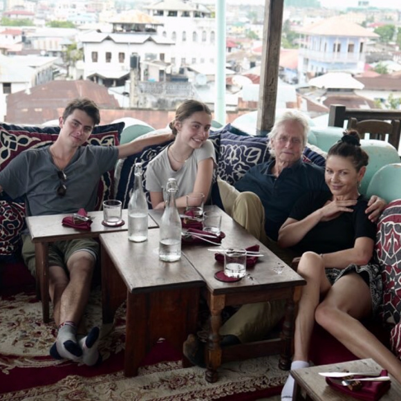 Michael Douglas, Catherine Zeta-Jones et leurs deux enfants, Michael et Carys. Décembre 2020.