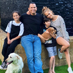 Jennifer Lopez, ses deux enfants Max et Emme, et son ex-fiancé Alex Rodriguez. Juin 2020.