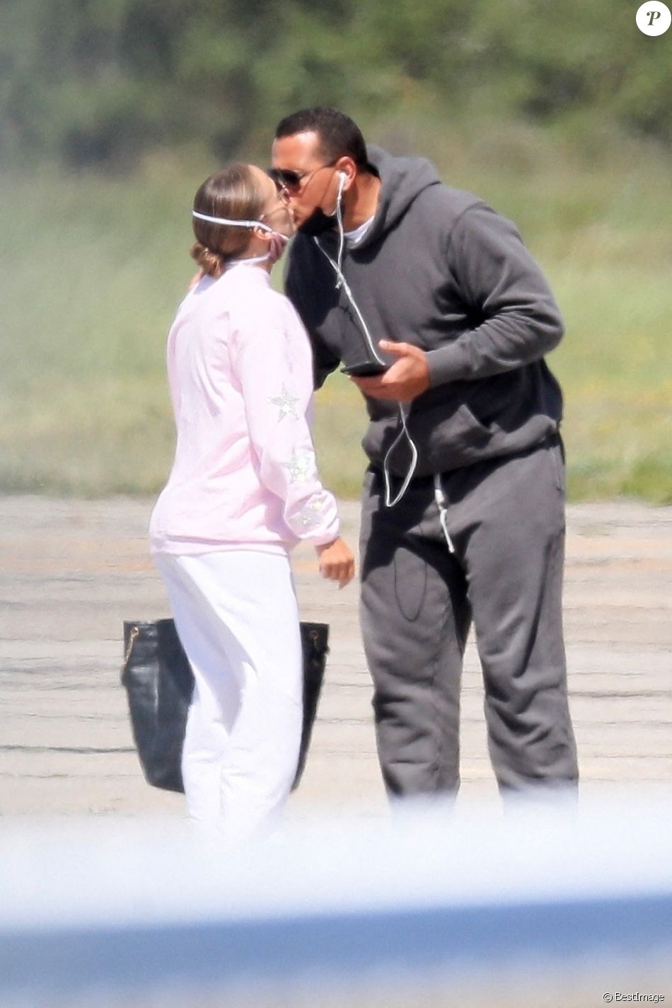 Exclusif - Jennifer Lopez et son fiancé Alex Rodriguez s'embrassent, le 30 août 2020.