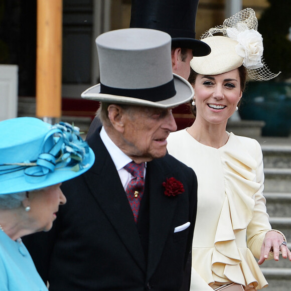 Catherine Kate Middleton, la duchesse de Cambridge, le prince William, duc de Cambridge, la reine Elisabeth II d'Angleterre et le prince Philip, duc d'Edimbourg - La famille royale anglaise lors d'une garden party au palais de Buckingham à Londres.