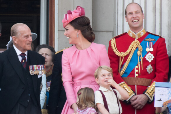 Le prince Philip, duc d'Edimbourg, Catherine Kate Middleton, duchesse de Cambridge, la princesse Charlotte, le prince George et le prince William, duc de Cambridge - La famille royale d'Angleterre assiste à la parade "Trooping the colour" à Londres.