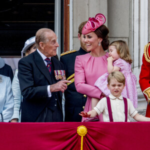 La reine Elisabeth II d'Angleterre, le prince Philip, duc d'Edimbourg, Catherine Kate Middleton, duchesse de Cambridge, la princesse Charlotte, le prince George et le prince William, duc de Cambridge - La famille royale d'Angleterre au balcon du palais de Buckingham pour assister à la parade "Trooping The Colour" à Londres le 17 juin 2017.