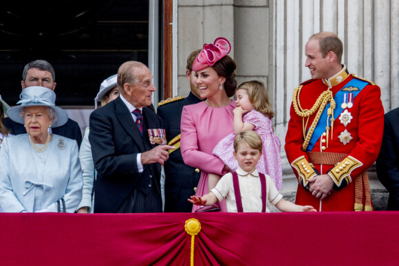 La reine Elisabeth II d'Angleterre, le prince Philip, duc d'Edimbourg, Catherine Kate Middleton, duchesse de Cambridge, la princesse Charlotte, le prince George et le prince William, duc de Cambridge - La famille royale d'Angleterre au balcon du palais de Buckingham pour assister à la parade "Trooping The Colour" à Londres le 17 juin 2017.