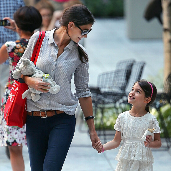 Katie Holmes et sa fille Suri Cruise à New York, l'année de son divorce avec Tom Cruise.