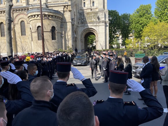 La grande famille des pompiers fait une haie d'honneur - Obsèques de Andréas Laroche-Joubert en l'église Saint-Pierre de Neuilly-sur-Seine, France, le 18 avril 2021. 