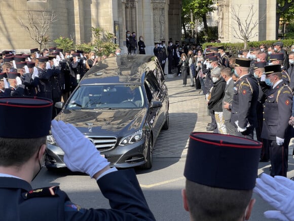 La grande famille des pompiers fait une haie d'honneur - Obsèques de Andréas Laroche-Joubert en l'église Saint-Pierre de Neuilly-sur-Seine, France, le 18 avril 2021. 