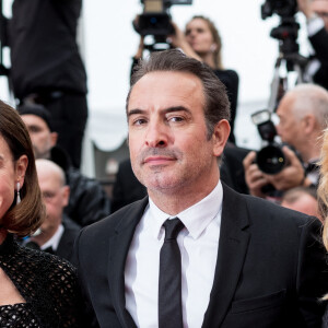 Elsa Zylberstein, Jean Dujardin, Mathilde Seigner - Montée des marches du film "Les plus belles années d'une vie" lors du 72ème Festival International du Film de Cannes. Le 18 mai 2019 © Jacovides-Moreau / Bestimage 