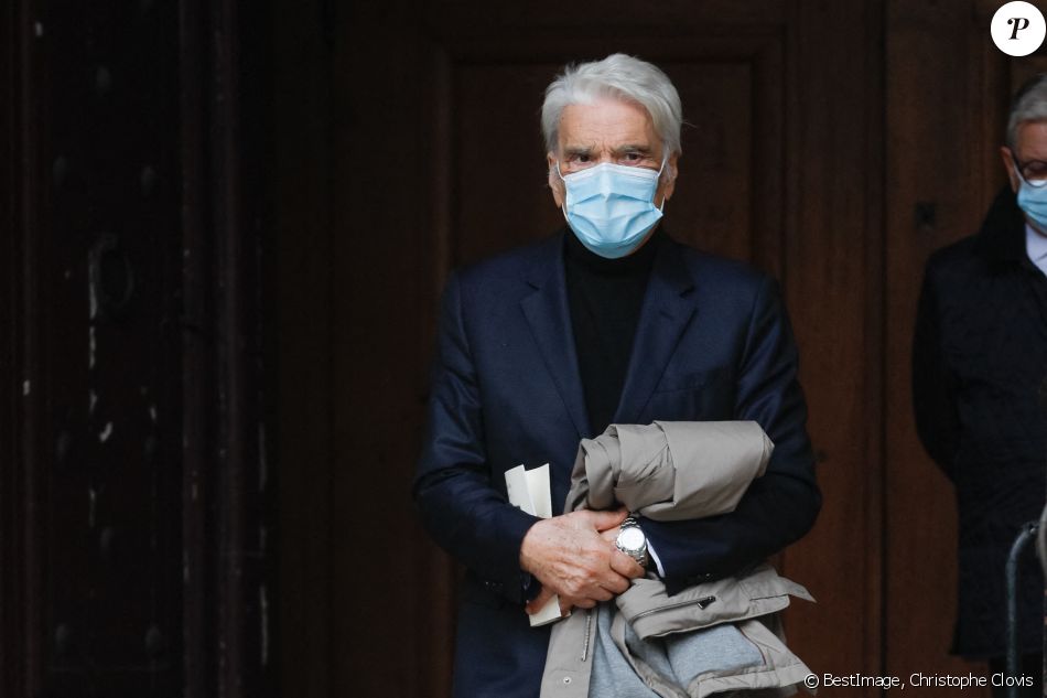 Exclusif - Bernard Tapie - Sorties des obsèques du chef Gérard Idoux (restaurateur à la tête du Récamier) en l'église de Saint-Germain-des-Prés à Paris, le 08 octobre 2020. © Christophe Clovis / Bestimage