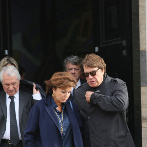Bernard Tapie et sa femme Dominique Tapie - Sorties de obsèques de Jean-Noël Tassez, le compagnon de Charlotte Rampling, au crématorium du cimetière du Père-Lachaise à Paris, le 9 octobre 2015. 