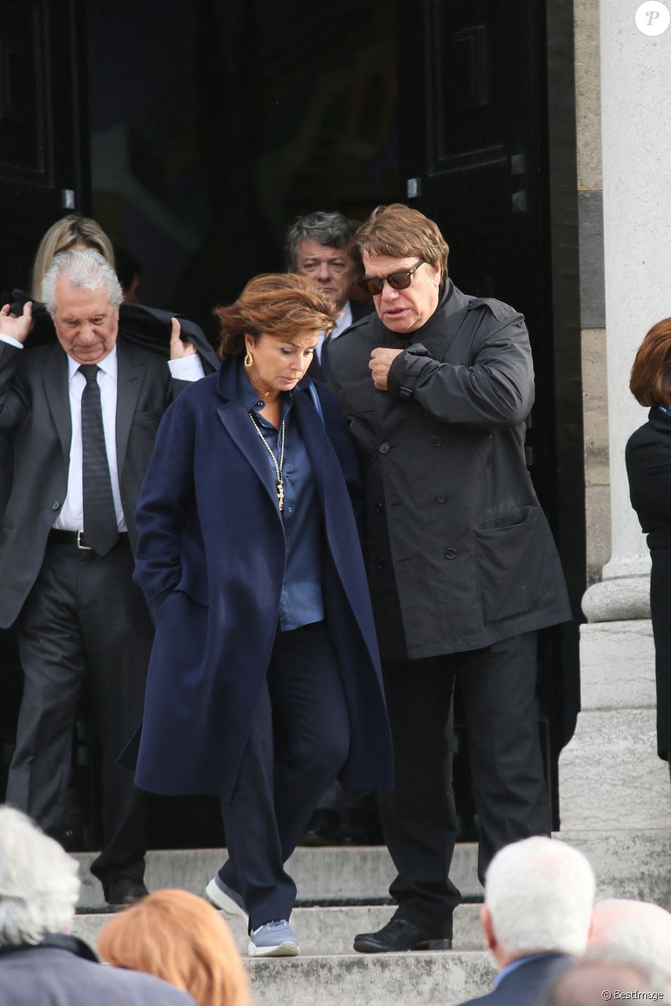 Bernard Tapie et sa femme Dominique Tapie - Sorties de obsèques de Jean-Noël Tassez, le compagnon de Charlotte Rampling, au crématorium du cimetière du Père-Lachaise à Paris, le 9 octobre 2015.