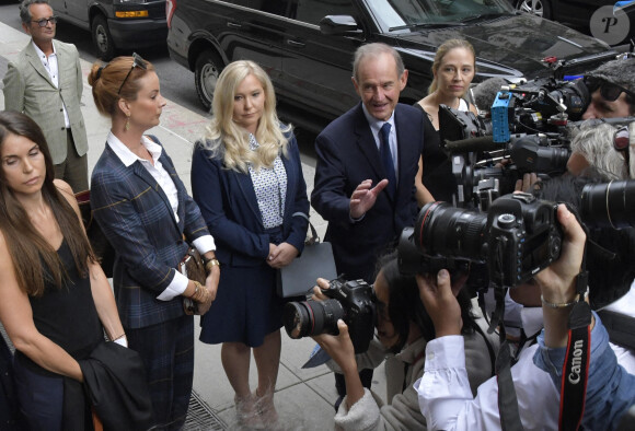 Annie Farmer et Virginia Giuffre (victimes présumées de Jeffrey Epstein) avec l'avocat David Boies devant la Cour fédérale de Manhattan, à New York, en 2019.