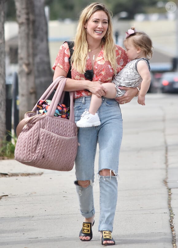 Hilary Duff avec sa fille Banks Violet Blair dans le quartier de Studio City à Los Angeles, le 27 février 2020.