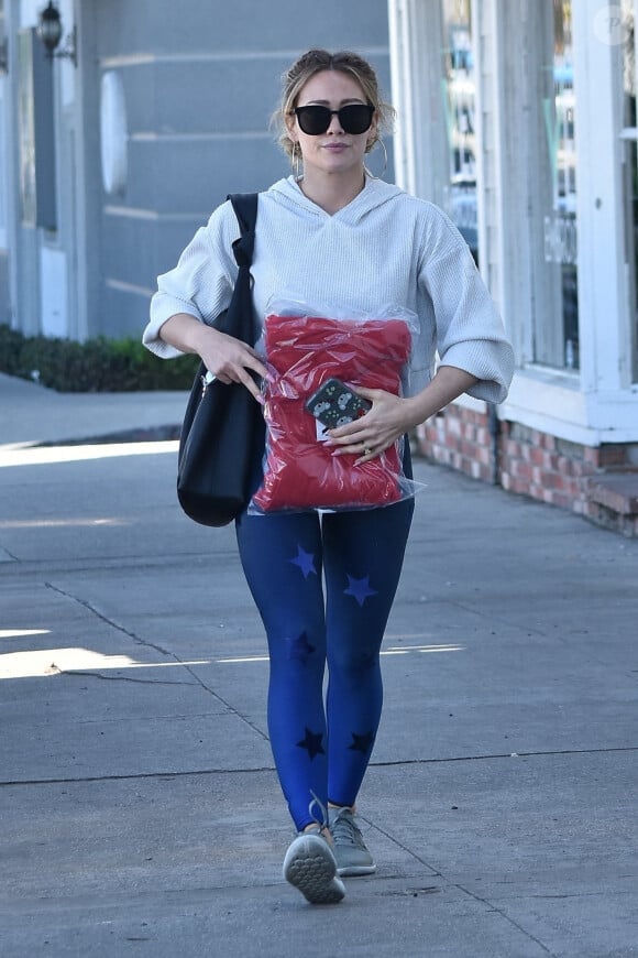 Hilary Duff est allée faire des courses avant de se rendre à son cours de gym dans le quartier de Studio City à Los Angeles, le 26 février 2020.