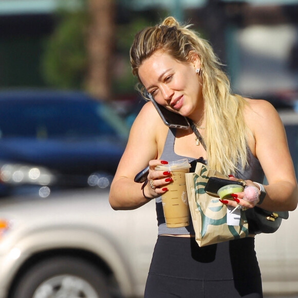 Exclusif - Hilary Duff discute au téléphone à la sortie de son cours de pilates dans le quartier de Sherman Oaks à Los Angeles, le 16 février 2020.