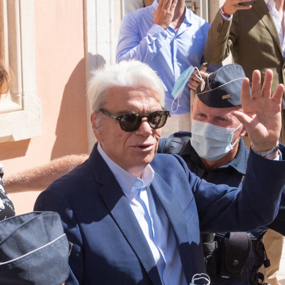 Bernard Tapie et sa femme Dominique - Mariage civil de Sophie Tapie et Jean-Mathieu Marinetti à la mairie de Saint-Tropez en présence de leurs parents et de la famille le 20 août 2020.  