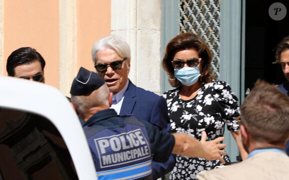 Bernard Tapie et sa femme Dominique Tapie - Mariage civil de Sophie Tapie et Jean-Mathieu Marinetti à la mairie de Saint-Tropez en présence de leurs parents et de la famille le 20 août 2020.  