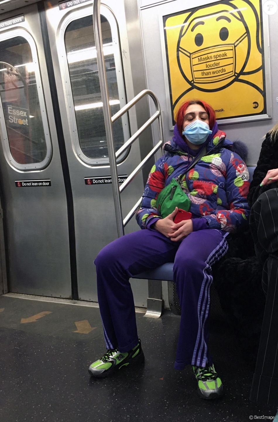 Lourdes Leon, cheveux rouges, fait un trajet en métro avec un ami à New York le 20 janvier 2021.