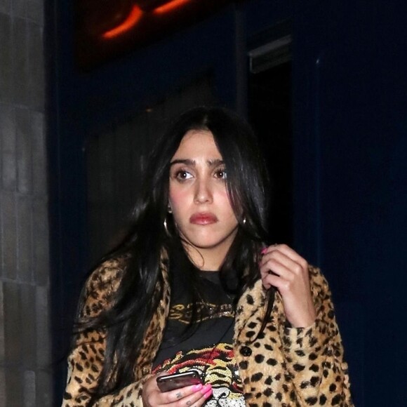 Lourdes Leon, vêtue d'un manteau léopard, arrive à la soirée "Love Magazine" avec des amis lors de la "London Fashion Week" (14 - 18 février 2020), le 17 février 2020.
